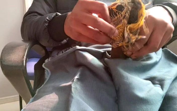 Satin And Silky: Satin-seiden-handjob Porno - schwanzkopf reiben mit satin-seidig-gelbem anzug (77)