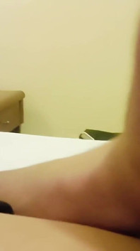 Pohledný mladý muž masturbuje v hotelu a jí své vlastní sperma