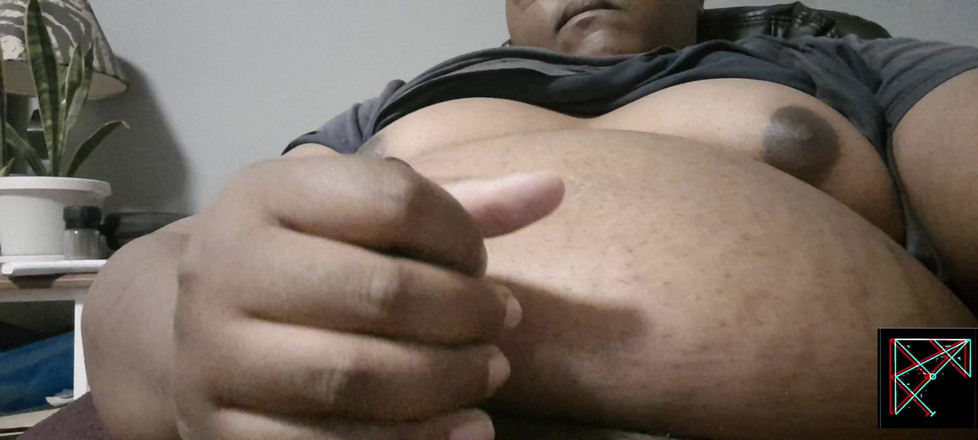 Eleasihle Esma: Une BBW trans caresse une bite et jouit