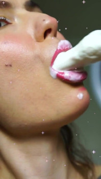 Bibir berkrim lebur yang baru memukul