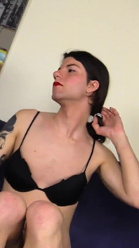 그녀의 거대한 뻣뻣한 자지를 쓰다듬는 입에 물을 붓는 샤넬
