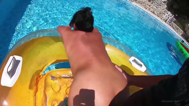 Alexandra Wett: Futai în cur în mijlocul piscinei