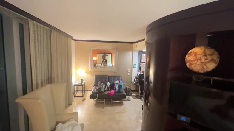 Darrenblazeent: Mezirasová trojka v hotelu Awkward