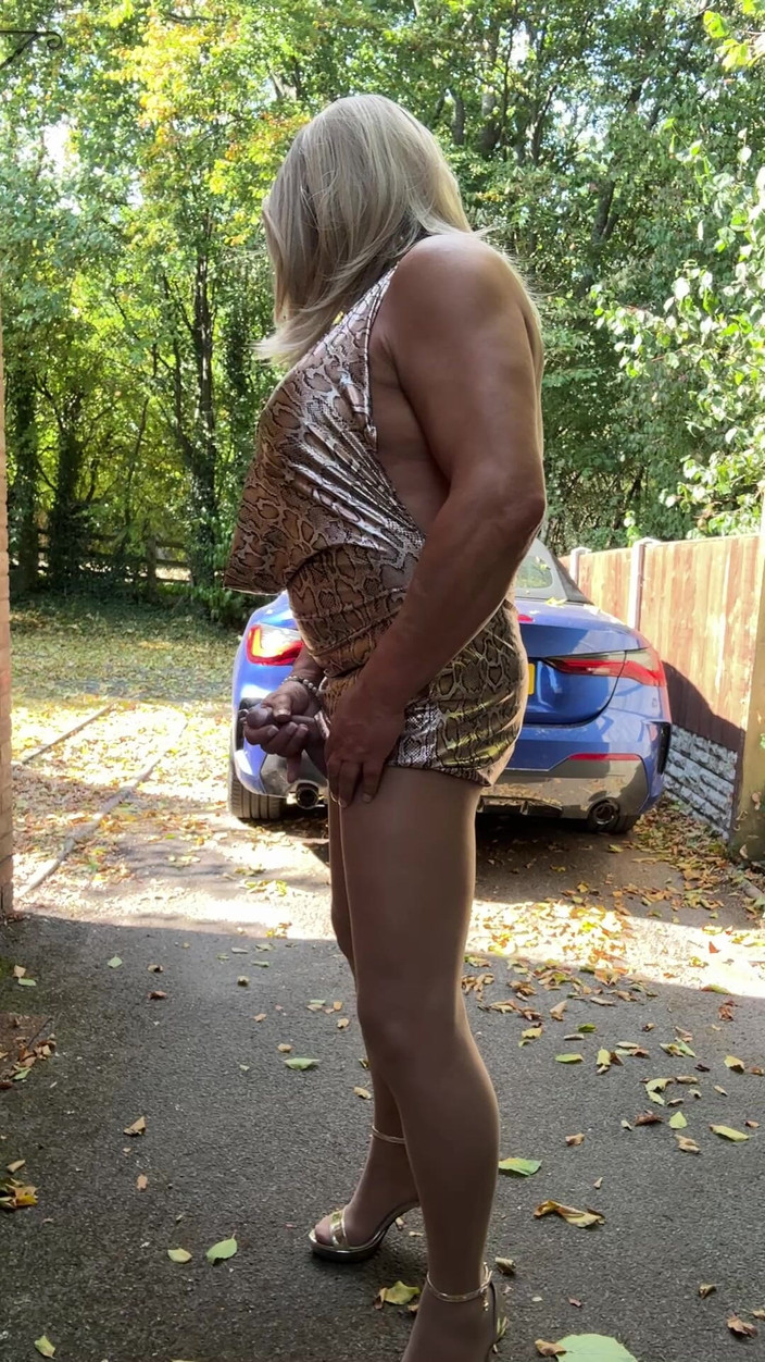 Kellycd2022: सेक्सी क्रॉसड्रेसर kellycd2022 गोल्ड लेपर्ड प्रिंट ड्रेस टैन पेंटीहोज और हील्स एस में