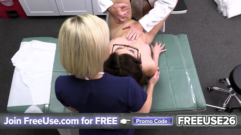 Free use: Doctor pervers - doctor în vârstă și asistenta lui matură sexy țâțoasă își ajută pacientul...