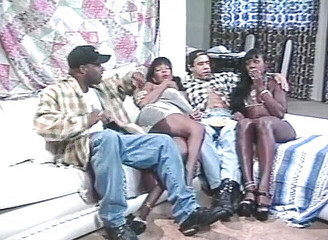 The Vintage Era: Ebenová MILFka s velkými prsy jezdí na velkém černém péru