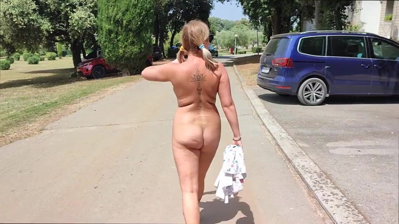 Laura Dee: Berjalan berbogel sepenuhnya di tepi jalan dan bermain dengan pepek...