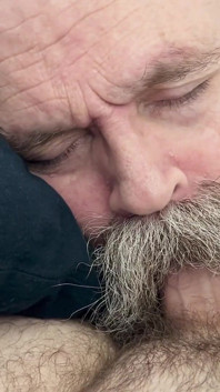 Baffo papà adora il cazzo, ingoia sperma