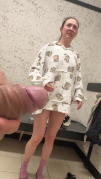 Sex in der Umkleidekabine mit einem Verkäufer. Blowjob für ersten kunden mit großem schwanz