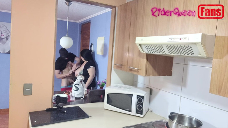 Riderqueen: ファン向け動画:仮面の若い男性がキッチンで私を犯す