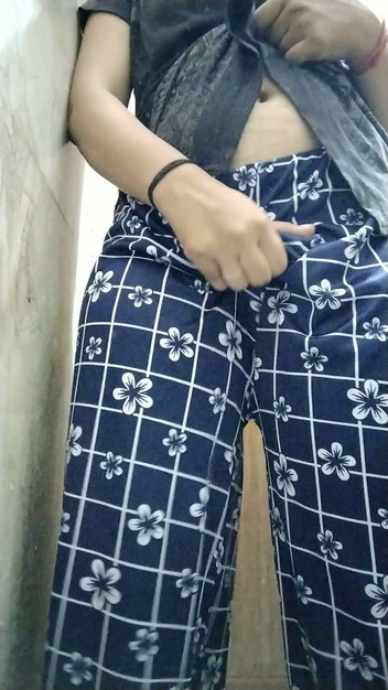 Riyathakur: Indisk desi -flicka tar ett bad och fingrar hennes fitta hårt