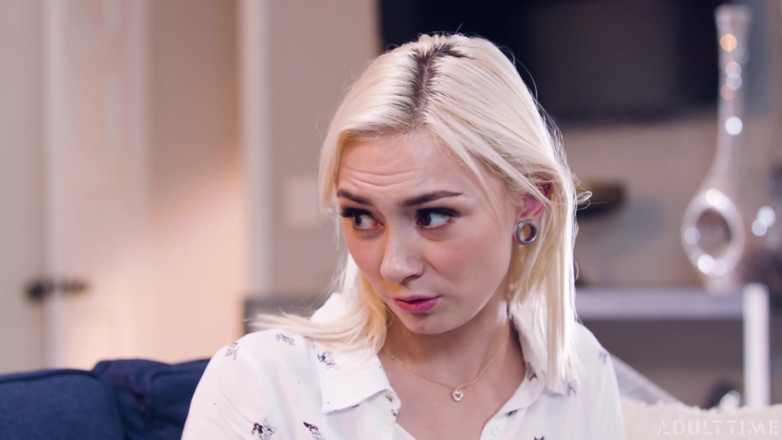 Adult Time: Adult time - niñera cachonda Chloe Temple atrapada masturbándose en el...