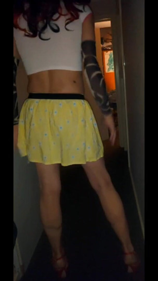 Lizzaali: Mengusik dalam skirt kuning kecil saya tanpa seluar dalam, saya...