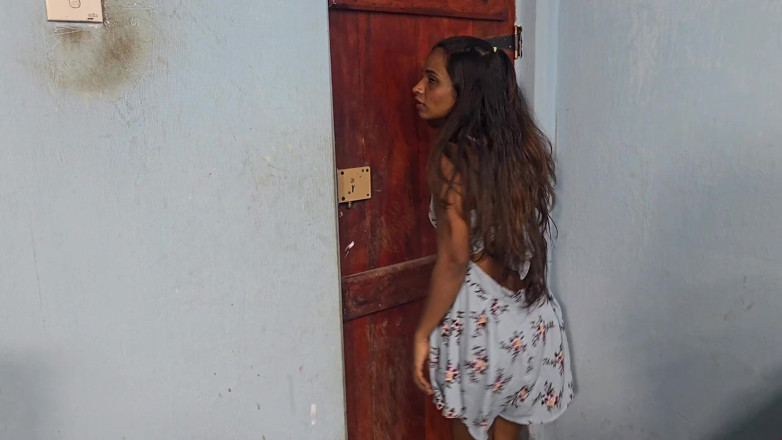Shashi X: Meia-irmã acidentalmente fode meio-irmão enquanto assiste pornô