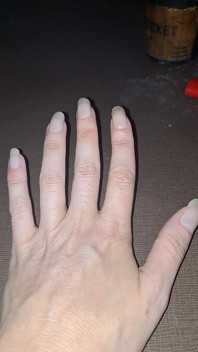 Lange vingernagels en een sigaret