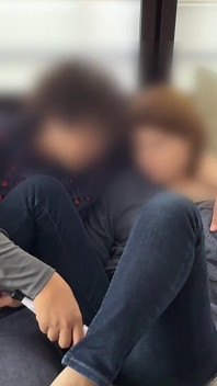Mujer casada atormentada con un vibrador en el sofá