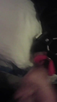 Laura ligotée et à capuche avec un bâillon les lèvres ouvertes se fait baiser la gorge pendant 15 minutes