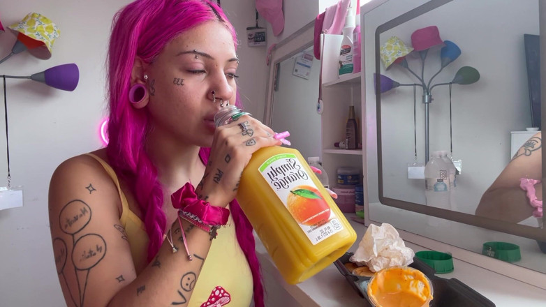 Nali Marie: Mukbang 热辣鸡辣脸暴食娇小少女舔舐第一人称视角 mozzarella插长指甲食物吃