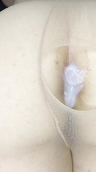 Ribbe dildo através de meia-calça rasgada