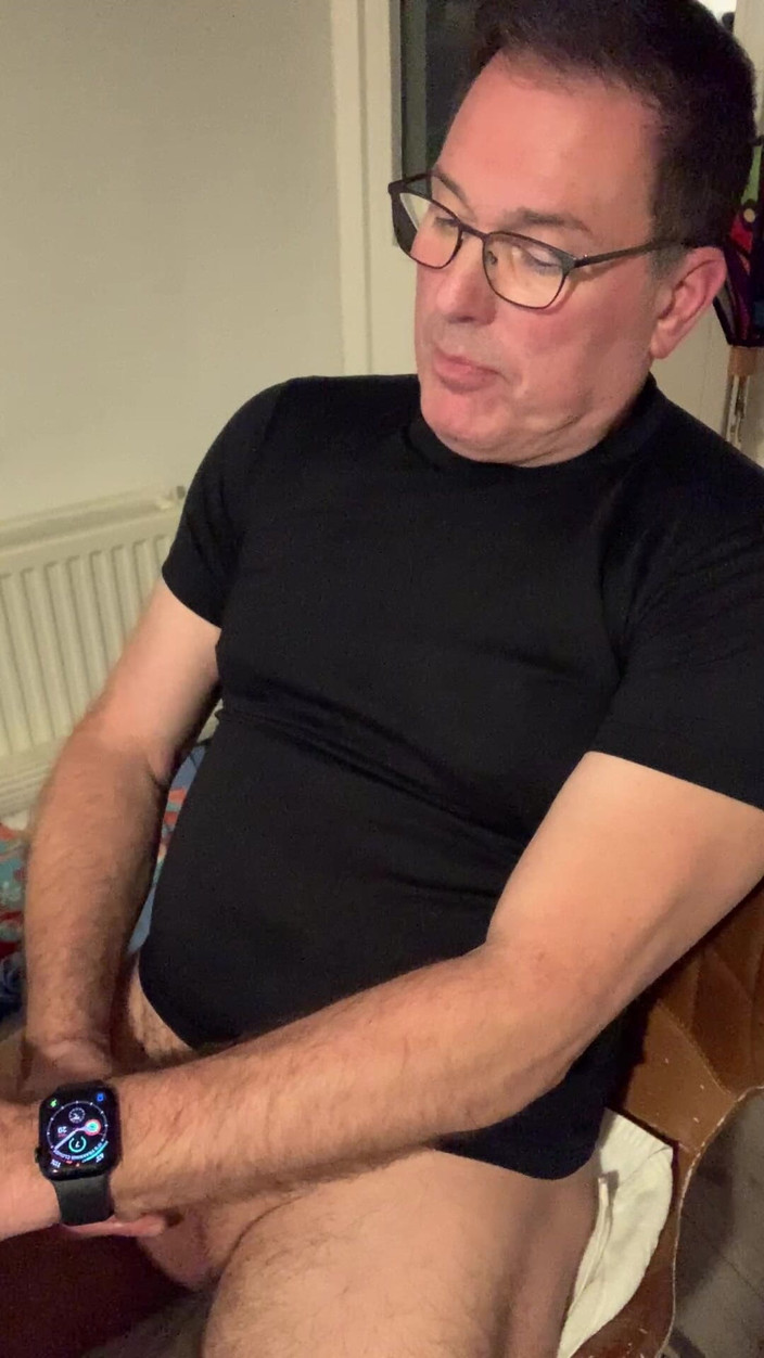 TJenner: Szarpanie - off przed snem przy stole. Niezły orgazm