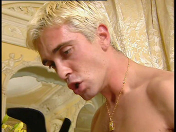 Italian Vintage Porn: Stygg sjuksköterska suger kuk i lacy strumpor