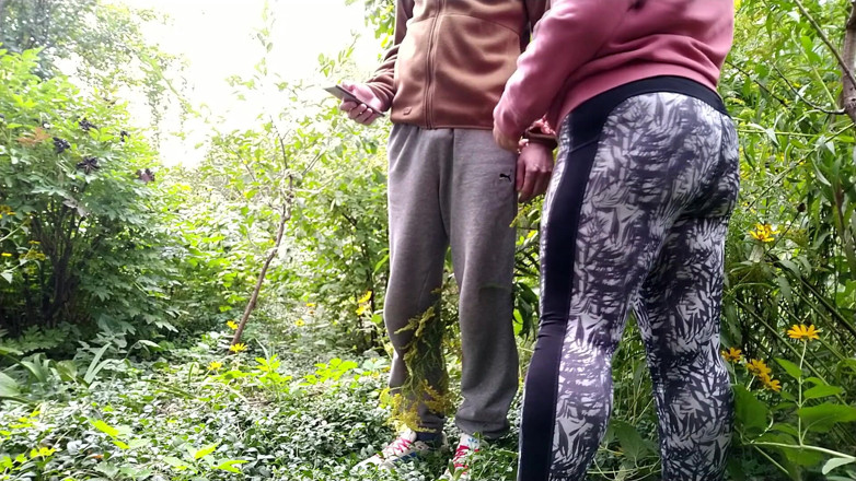 OurFetishLife: Милфа с великолепной задницей в леггинсах помогла мне пописать на природе