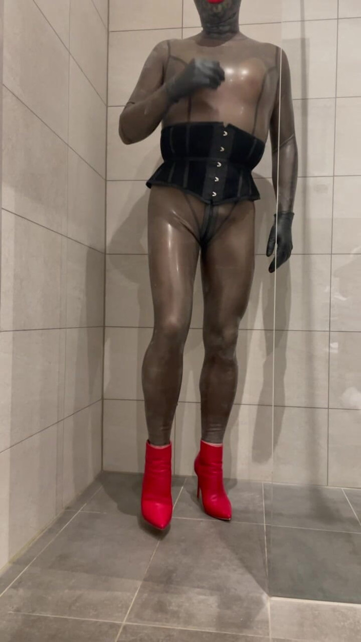 PervyLara: Rubberdoll svart transparent latex catsuit i badrummet