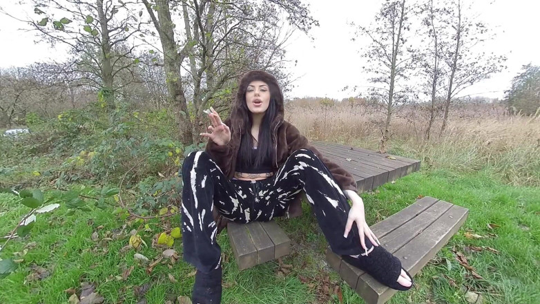 VR smokers HD-2D Videos Only: Shay London - merokok