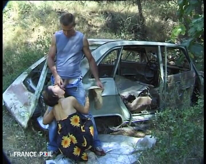 Rue Chaude: Um casal copula como selvagens em um canto do campo