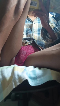 Sudut pandangan pertama: submisif lantai merenung kaki saya