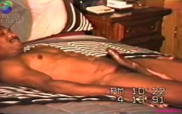 Cuckold MILF: 戴绿帽子的熟女和她的娘娘腔丈夫与大黑鸡巴公牛 - 复古