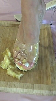 Destrozo bananas con mis hermosas piernas en tacones altos