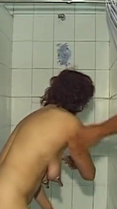 Bangora MILFs: Ruiva madura acorrentada drena dois sortudos