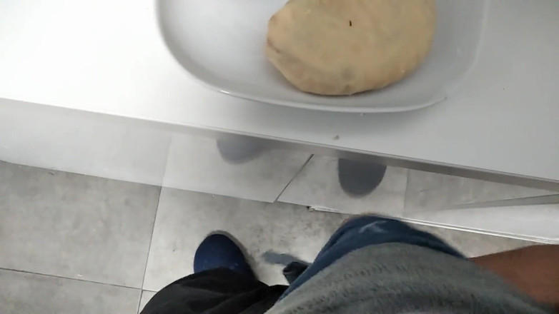 Elvissc: Ragazzo molto sporco preparo una colazione speciale per te, latte...