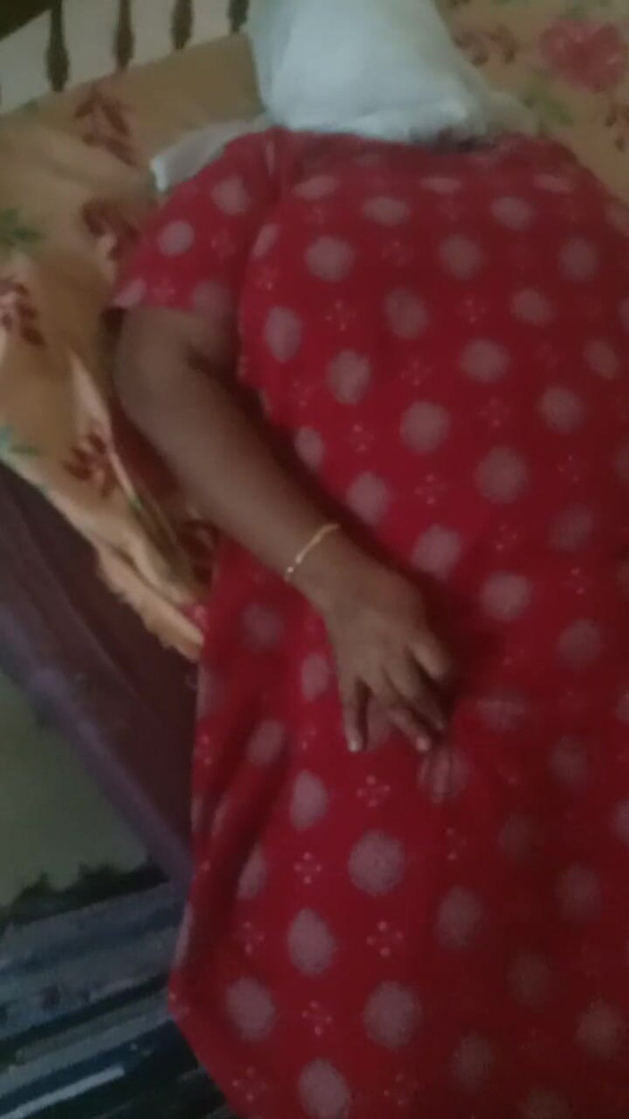 Bedroom: 인도 아줌마 침실 공연