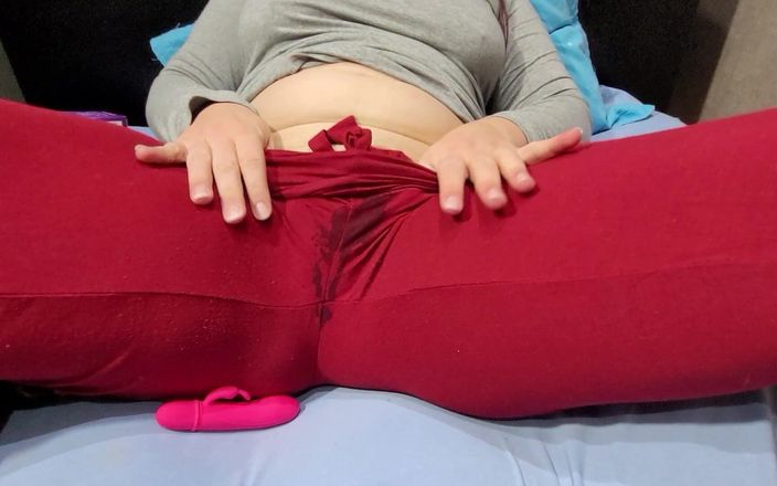 Sophie HelenAss: हॉट लड़की का हस्तमैथुन उसके डिल्डो के साथ अपनी पैंट स्मीयर करता है!