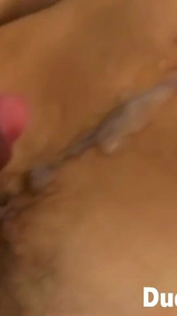 Une salope donne du plaisir à un mec excité dans un trio gay torride