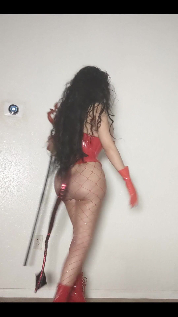 Anakaliyah: Ďábelské Twerks Někdo