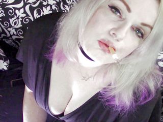 Smoke Temptress Annie Vox - Smoking Fetish: Atârnând o roșcată într-o rochie neagră