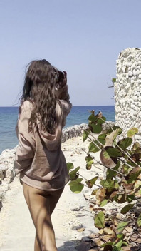 Kinky Monika Fox destruyó agujeros con un consolador grande en el fondo de ruinas en el océano Atlántico
