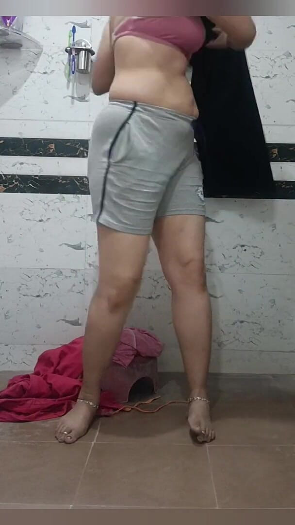 Priyahot77: Priya สาวอินเดียออกกําลังกายสุดฮอตเต็มตัวในห้องน้ํา