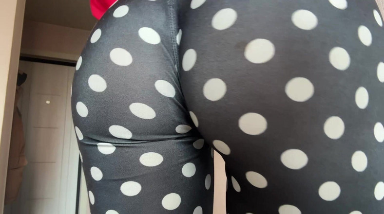 Skinny_lady69: Hypn0 Třesení zadku v legínách