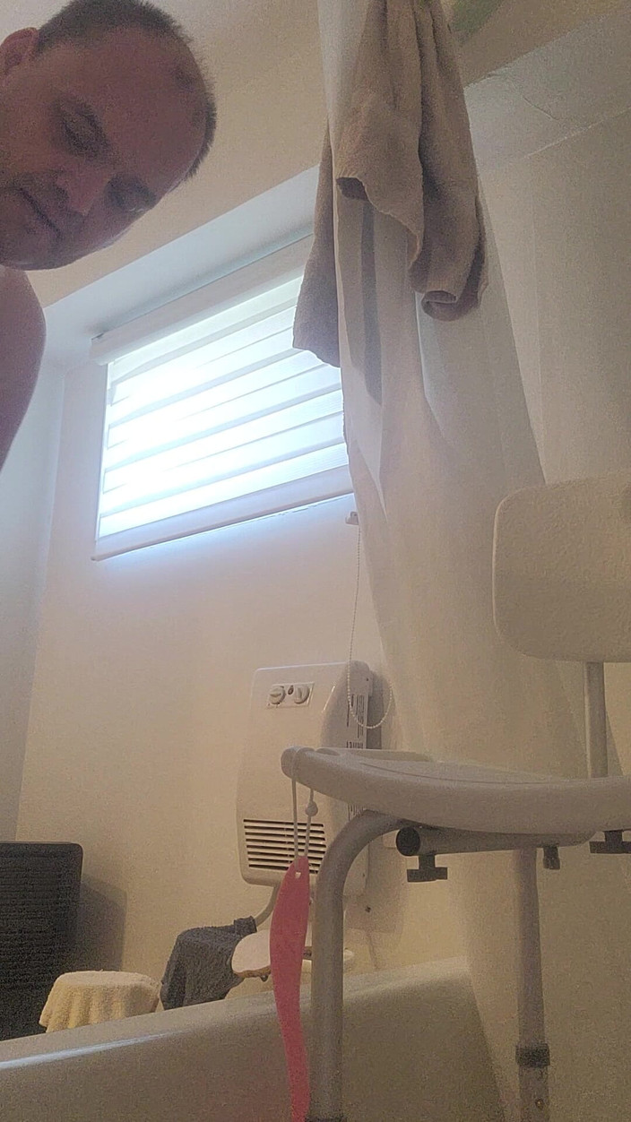 Caressonnous: 샤워하는 곰