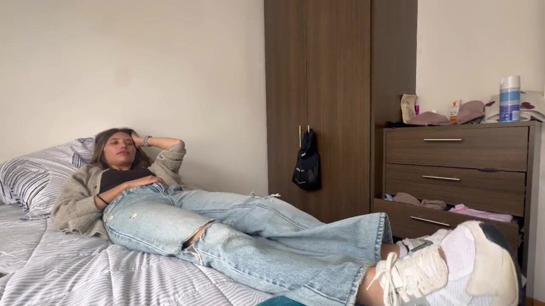 scarlettandc: 내 친구와 나는 그의 발과 가죽 재킷으로 나를 모욕하는 그의 페티쉬를 즐깁니다