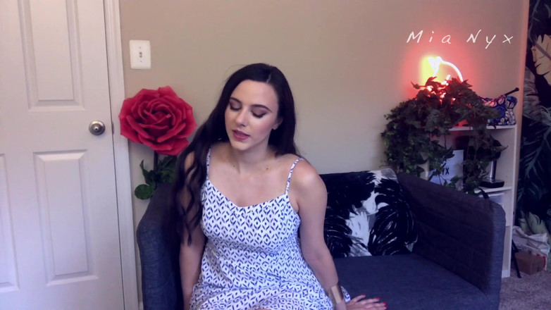 MiaNyx: Zvonul o are fantezia surorii vitregă