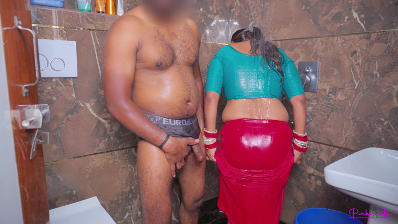 pinki_cute: Efter Suhagrat- nyligen gift Pinki Bhabhi strippar Saree i badrummet,...