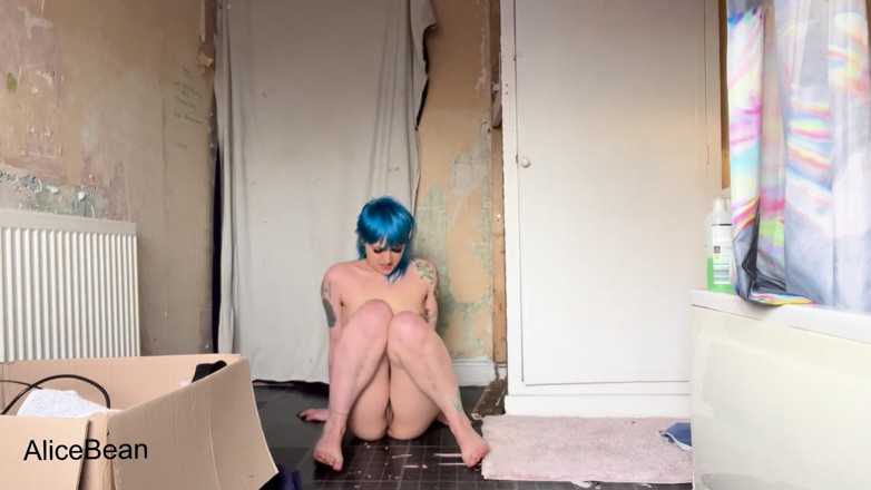Alice Bean: Peeing in Places I Shouldnt Be 2
