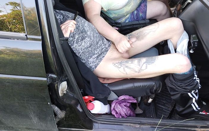 Zona901: În mașina din parcare, un vecin îmi masturbează pula până când...