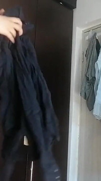 Latina sexy se divertindo experimentando roupas e cortando-as