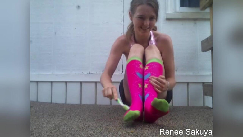 Renee Sakuya: Elle chatouille ses pieds dehors dans de longues chaussettes aux...